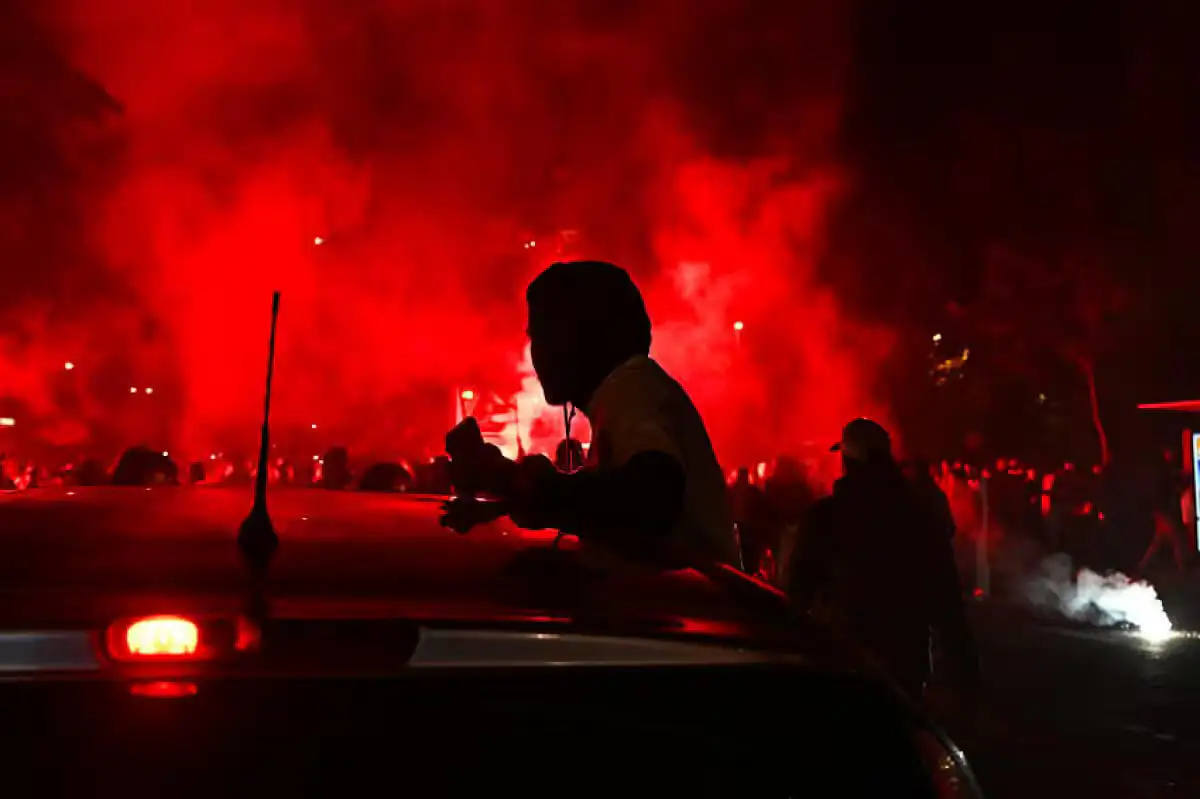 Парижда автомобиль “ПСЖ” мухлислари устига ҳайдалди (видео)