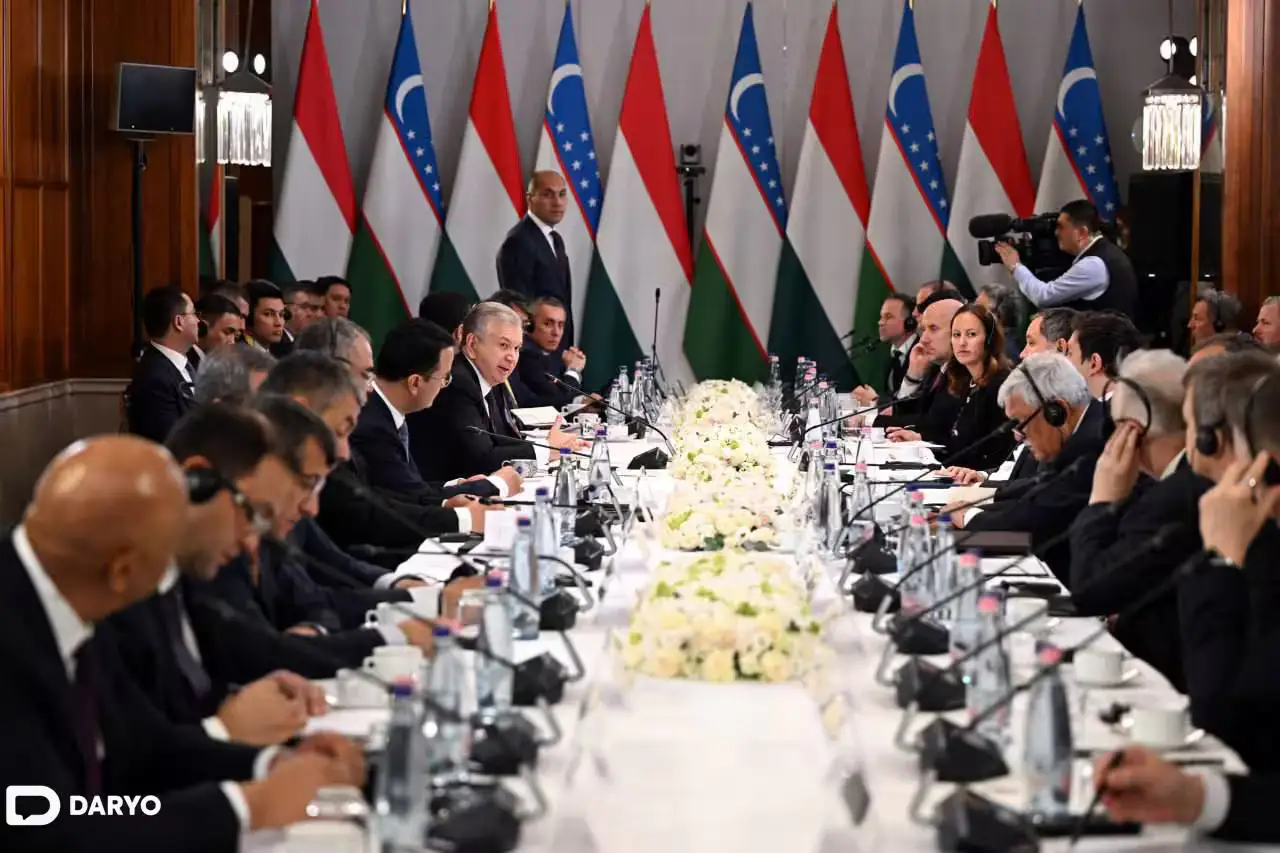 Mirziyoyev kicks off Hungary visit with high-level business forum, proposes new cooperation plan 