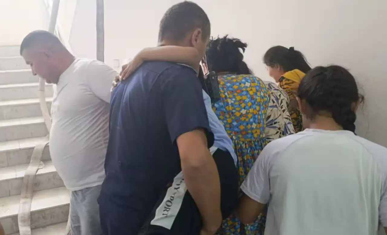 Farg‘onada yonayotgan “dom”dan 7 kishi qutqarildi