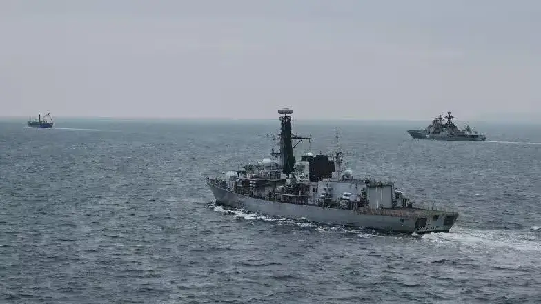 Rossiya harbiy kemasi La-Mansh bo‘g‘ozidan yashirin tarzda o‘tdi (foto)