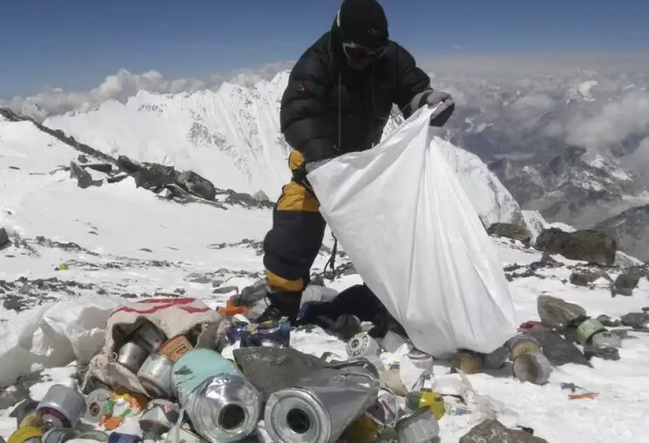 Nepalda dronlar Everestdagi chiqindilarni tozalashni boshladi (video)
