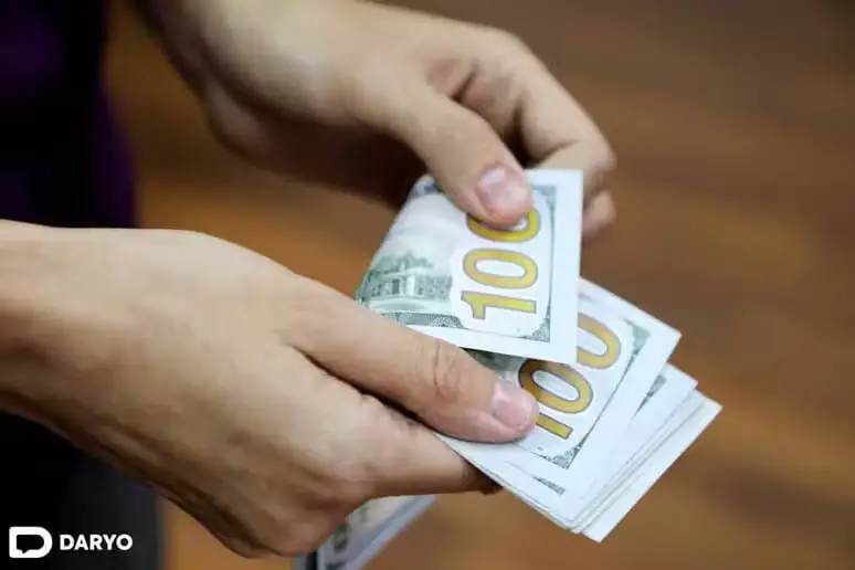 O‘zbekistonda dollar kursi 12 400 so‘mdan tushdi