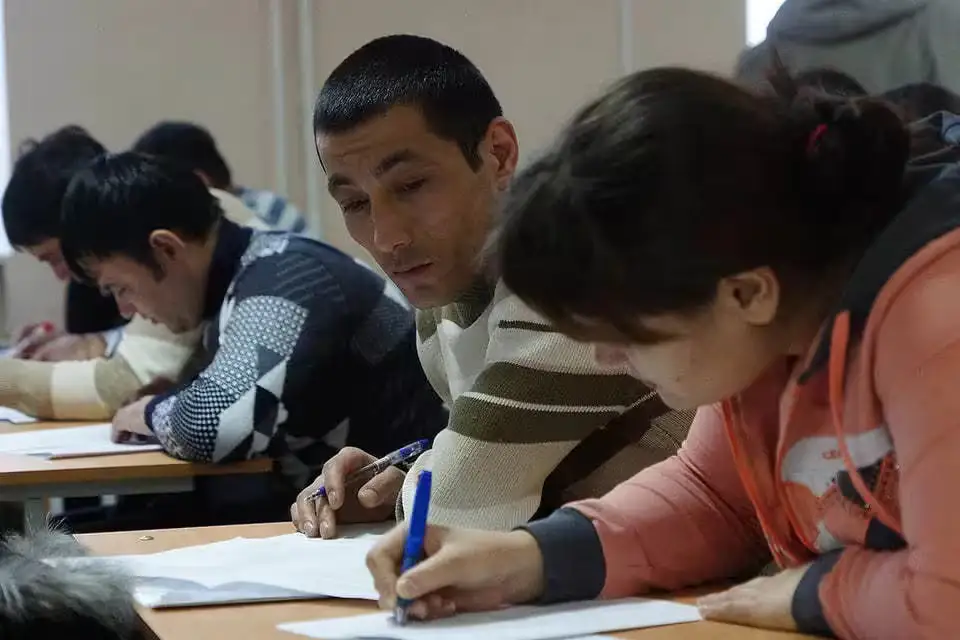 Rossiyada migrantlar imtihoniga ayollar bilan muloqot qilish qoidalarini kiritish taklif etildi