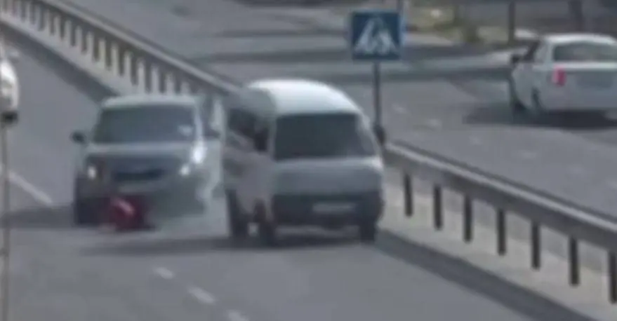 Parkentda Cobalt 9 yoshli bolani bosib, sudrab ketdi (video)