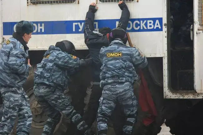 «Никакие заработки не стоят слёз ваших родителей и детей» — Алишер Кадыров призвал мигрантов уехать из России