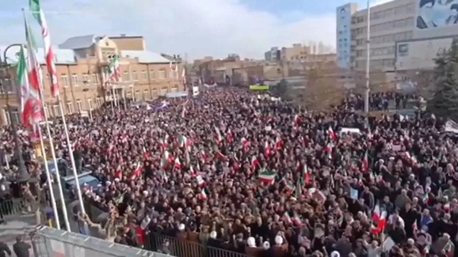 Eronda hukumat tarafdorlari namoyishga chiqdi (video)