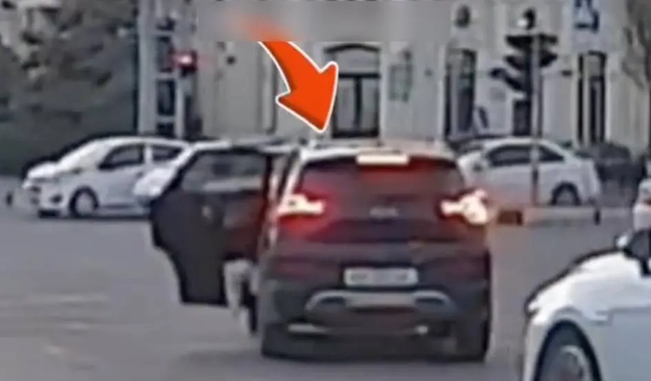 Toshkentda harakatlanib ketayotgan avtomobildan 2 yoshli bola tushib ketdi (video)