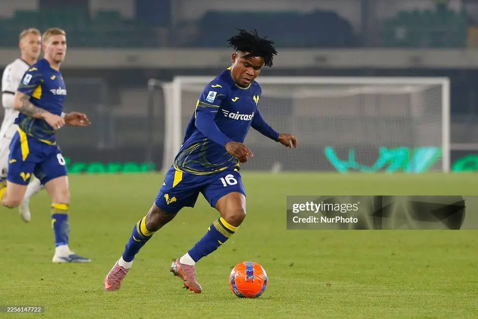 “Verona” futbolchisi rasmga tushishni taklif qilgan muxlis bilan mushtlashib ketdi (video)