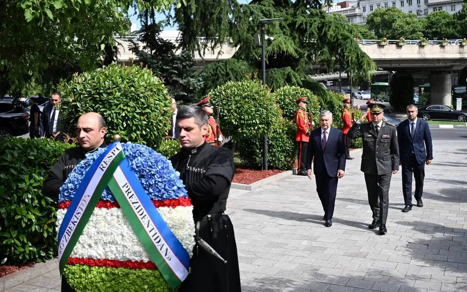 Shavkat Mirziyoyev Tbilisidagi Qahramonlar maydoniga gulchambar qo‘ydi