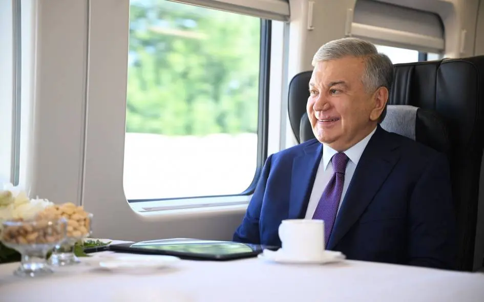 Шавкат Мирзиёев прибыл из Ташкента в Бекабад на новом электропоезде (фото)