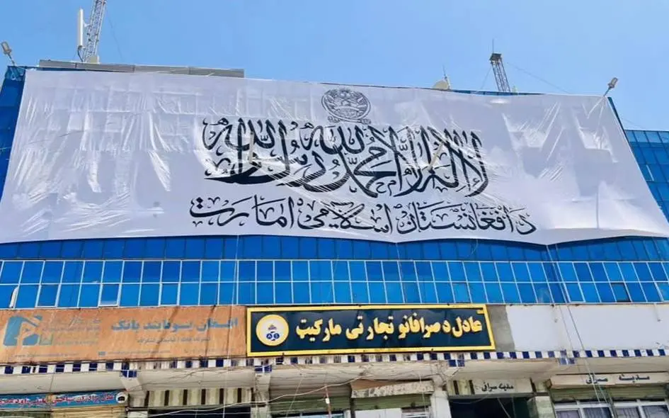 “Толибон” Мозори Шариф аҳолисини ўз байроғини сотиб олишга ва уни илишга мажбурламоқда — манба