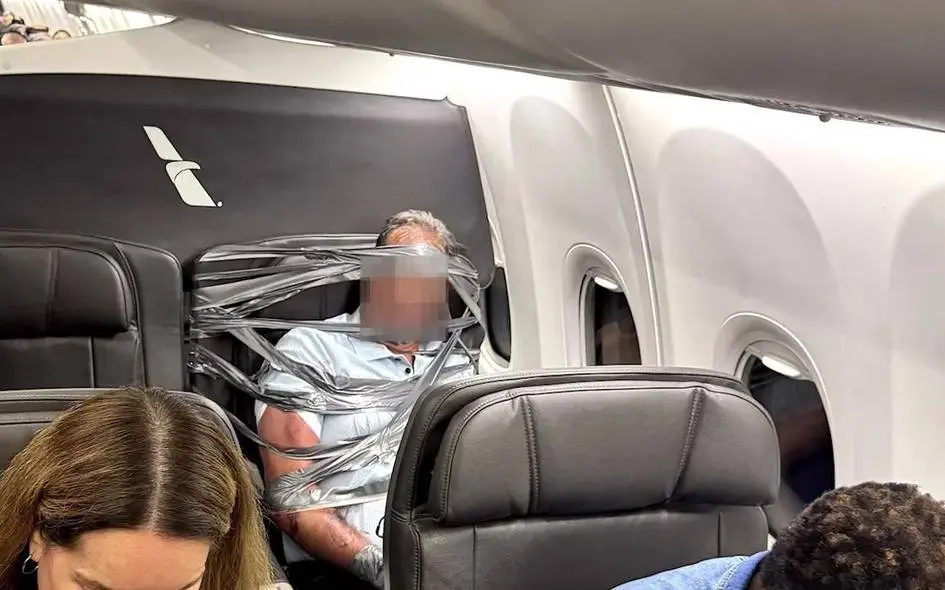 American Airlines yo‘lovchisi samolyotda janjal chiqargani uchun o‘rindiqqa skotch bilan bog‘lab qo‘yildi