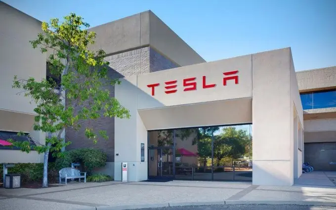 Tesla rekord miqdorda zarar ko‘rdi, Ilon Mask investorlar oldida uzr so‘radi