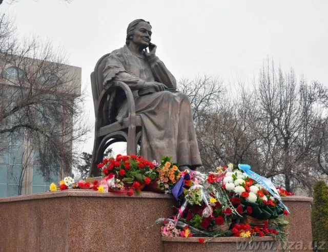 Тошкентда Зулфия ҳайкали пойида шоиранинг таваллуд куни нишонланди