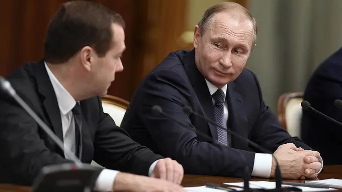 Владимир Путин ва Дмитрий Медведев даромадлари ҳақида ҳисобот берди