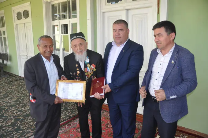 «Наманган китоб олами» уруш фахрийларига китоблар тақдим этмоқда