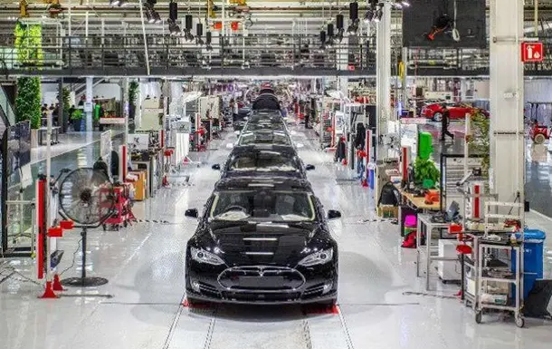 Ilon Mask Tesla zavodi qanday tuzilganini ko‘rsatdi (video)