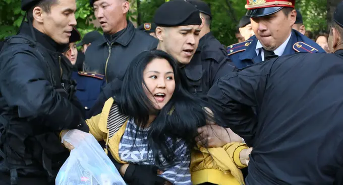 Қозоғистондаги митингларда уч юздан ортиқ полициячи тан жароҳати олди