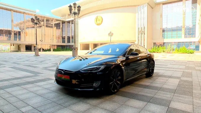 Belarus prezidenti Aleksandr Lukashenko Ilon Mask unga Tesla sovg‘a qilganini aytdi