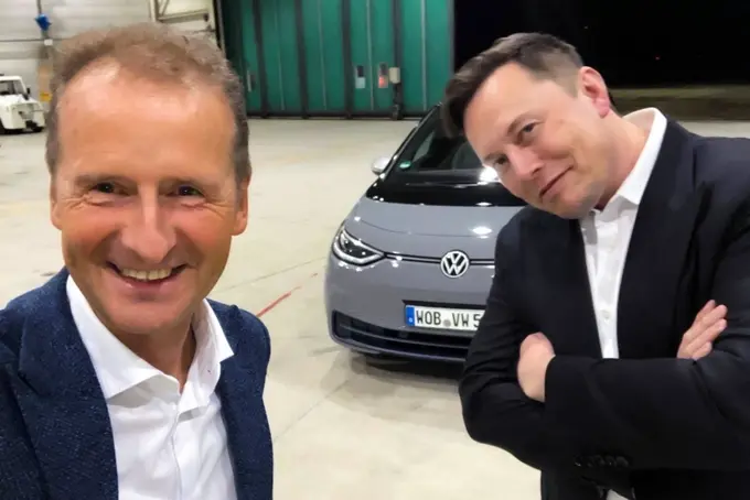 Video: Volkswagen ID.3 elektrokarini sinovdan o‘tkazayotgan Ilon Mask