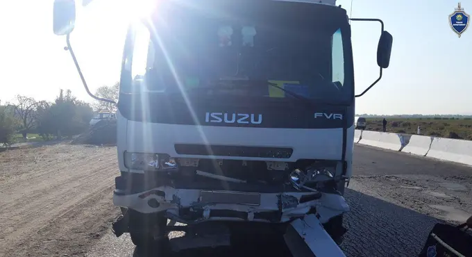 Тошкент—Ўш йўлида икки Isuzu юк машинаси тўқнашиб, улардан бири ағдарилиб кетди