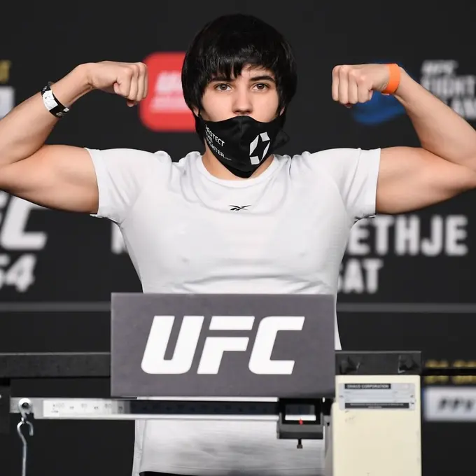 UFC 254: Ҳабиб ва Гэтжи бир хил вазн кўрсатди, ўзбекистонлик жангчи ҳам тарозидан ўтди