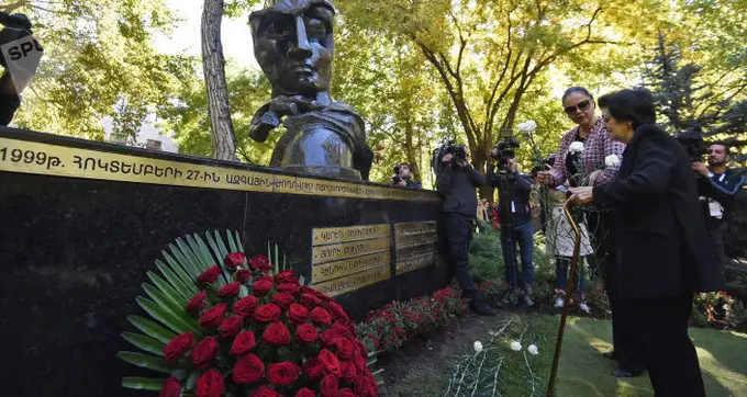 Дашноқларнинг ўз уйидаги зарбаси. Арманистон парламентига террористик ҳужум тарихи