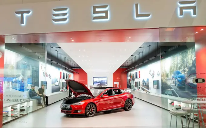 Ilon Mask Tesla Model S’ning yangilangan versiyasini taqdim etdi. Mashinada Cyberpunk o‘ynash mumkin, Stiven King esa uni sotib olishni xohlab qoldi