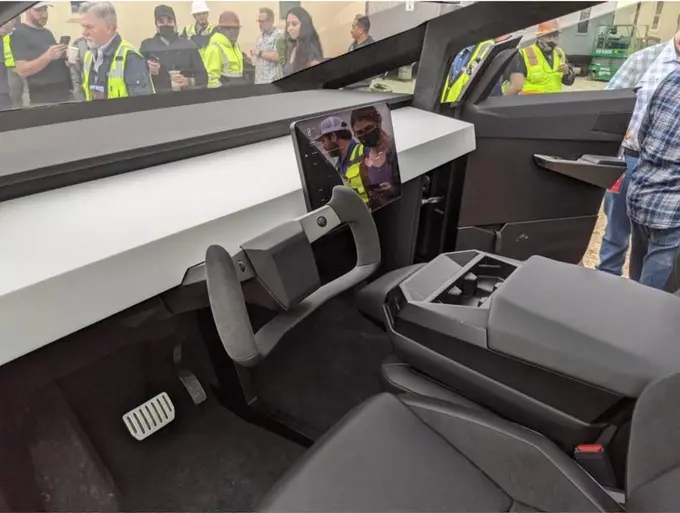 Ilon Mask Tesla’ning Texasda qurilayotgan zavodiga Cybertruck’da keldi