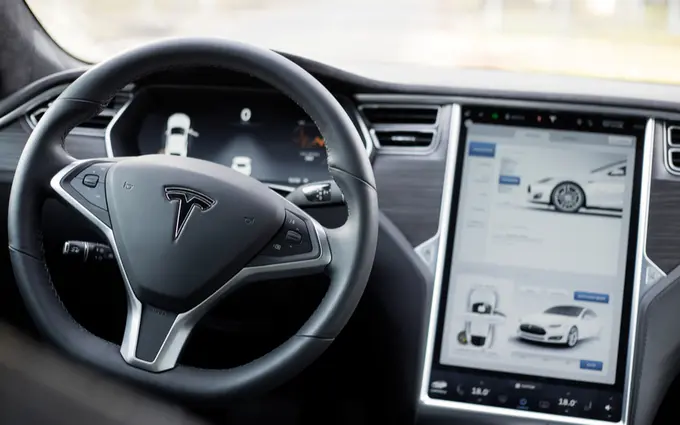 AQShda elektrokar ishtirokidagi halokatli YTHdan keyin Tesla aksiyalari narxi tushib ketdi. Ilon Mask mashinada avtopilot rejimi yoqilmaganini ma’lum qildi