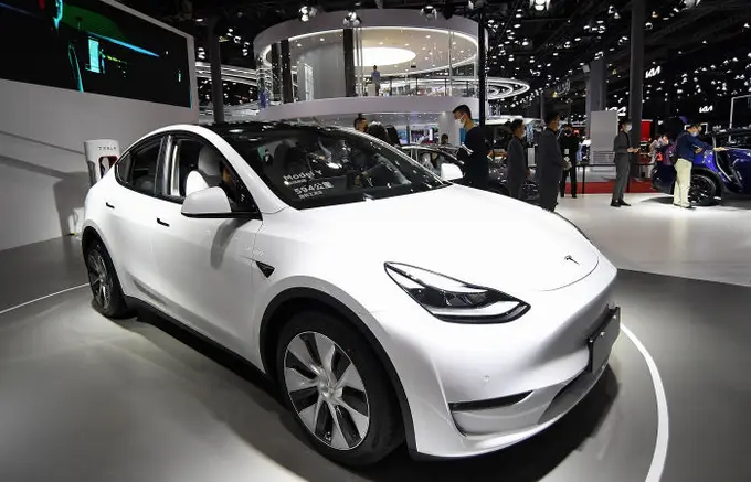 АҚШ сенаторлари Tesla автомобилларининг хавфсизлигига шубҳа билдирди