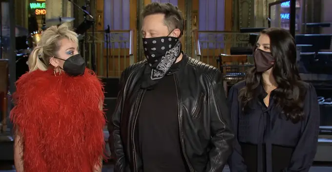 Ilon Mask Saturday Night Live shousining reklama roliklarida qora bandanada paydo bo‘ldi. Foydalanuvchilar biznesmenni niqob taqmagani uchun tanqid qilmoqda