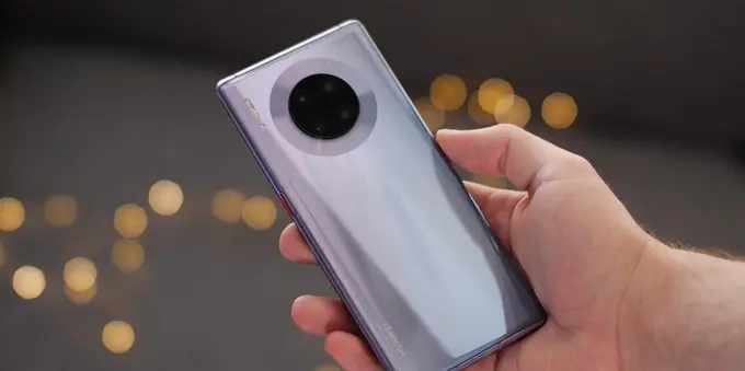 Suv toshqini oqibatida cho‘kib ketgan Huawei Mate 30 Pro bir necha kundan keyin ishlashda davom etdi