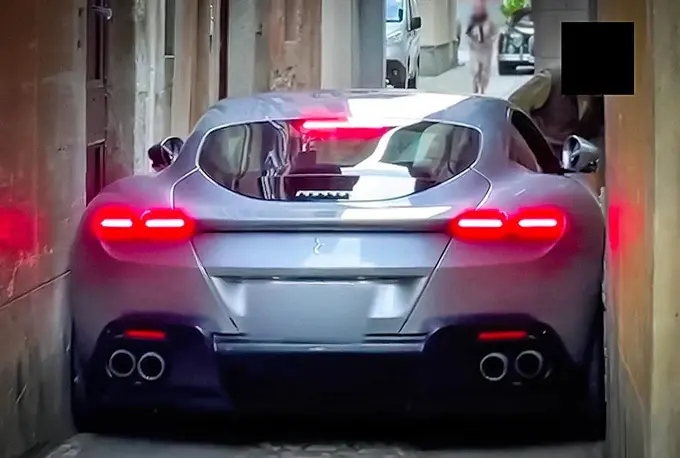 Video: Italiyadagi tor ko‘chaga tiqilib qolgan Ferrari Roma