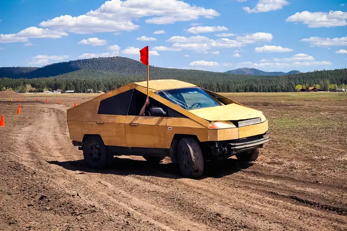 Tesla Cybertruck’нинг фанердан ясалган нусхаси пайдо бўлди (фото)