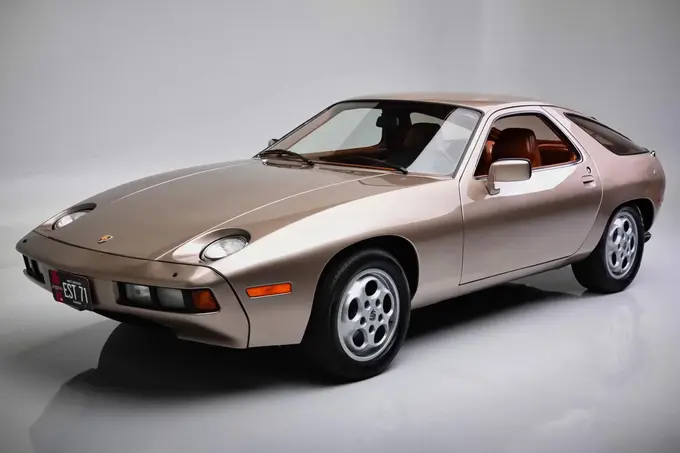 Том Круз бошқарган 42 йиллик Porsche 928 аукцион орқали рекорд қийматда сотилди (фото)