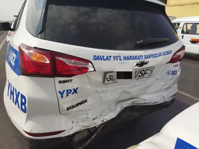 Самарқандда Ford юк машинаси ЙПХ ходимининг Equinox хизмат машинаси билан тўқнашди