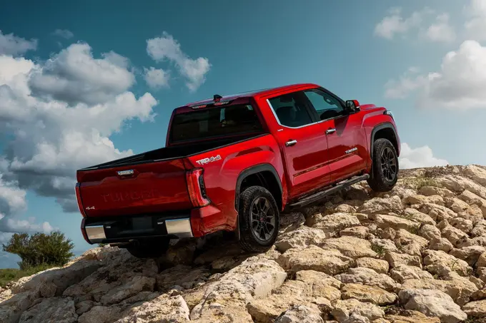 Toyota’нинг янги Tundra пикапига тўрт метр баландликдан 227 килоли двигатель ташланди (видео)