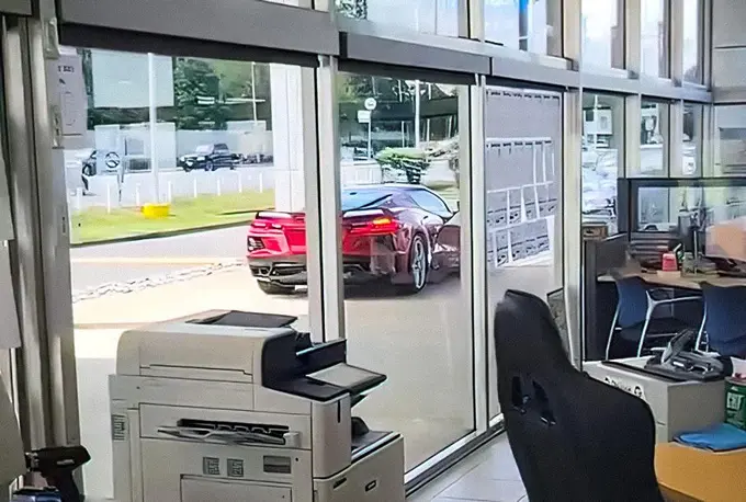 Видео: Дилерлик марказидан ўғирлаб кетилган янги Chevrolet Corvette