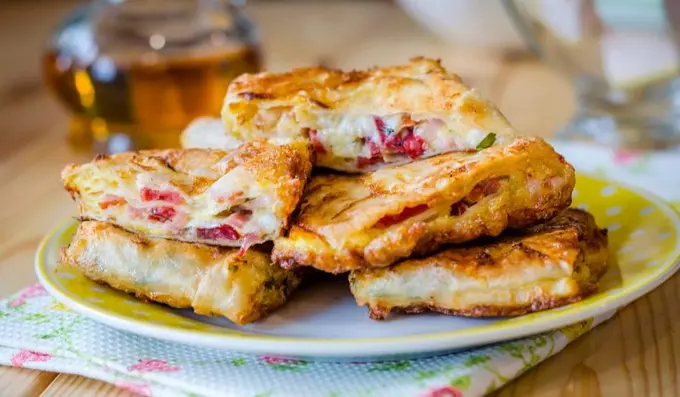 Sosiska va pishloq qo‘shib, lavash xamiridan antiqa yegulik tayyorlaymiz
