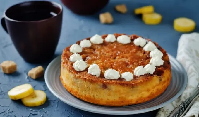 Banan va tvorog qo‘shib, ajoyib ta’mga ega pirog tayyorlaymiz