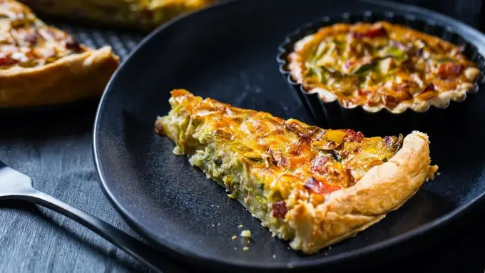 Tushlik uchun ajoyib tanlov bo‘la oladigan piyozli pirog retsepti
