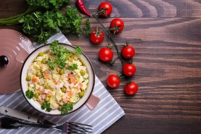 Tovuqli, baliqli va parhezbop: Olivye salatining yangi retseptlari