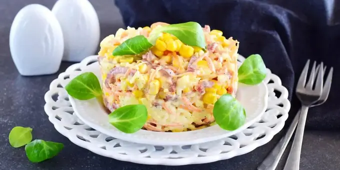 Kolbasa, sabzi va makkajo‘xori qo‘shib tayyorlanadigan mazali salat retsepti