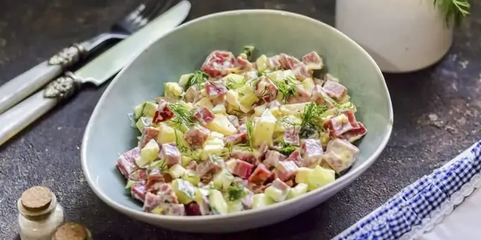 Kolbasa va ananas qo‘shib, noodatiy ta’mga ega salat tayyorlaymiz