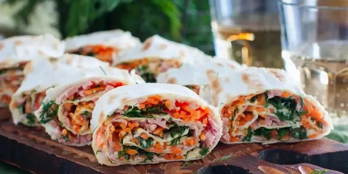 Morkovcha va kolbasa qo‘shib lavash xamiridan mazali rulet tayyorlaymiz