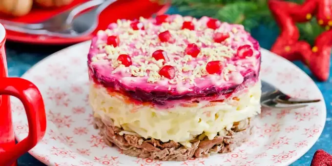 Mol go‘shti va sabzavotlardan tayyorlanib, anor donachalari bilan bezatiladigan to‘yimli salat