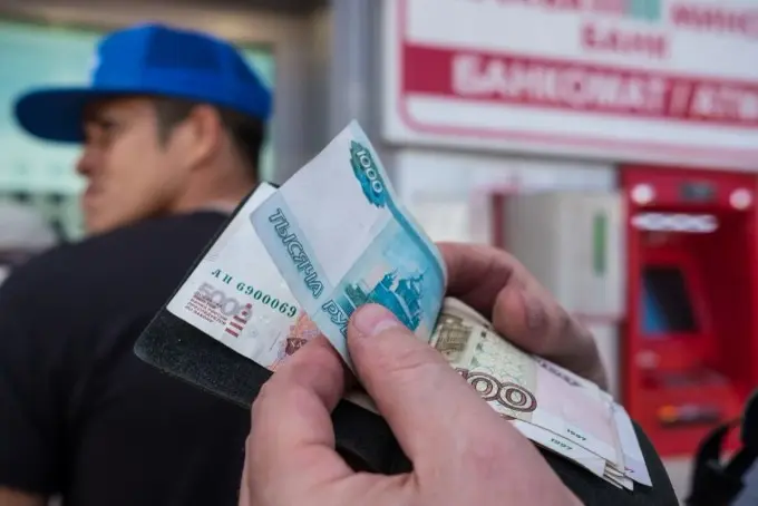Rossiyada O‘zbekiston va boshqa davlatlarga 50 ming dollargacha pul o‘tkazishga ruxsat berildi. Avval 10 ming edi