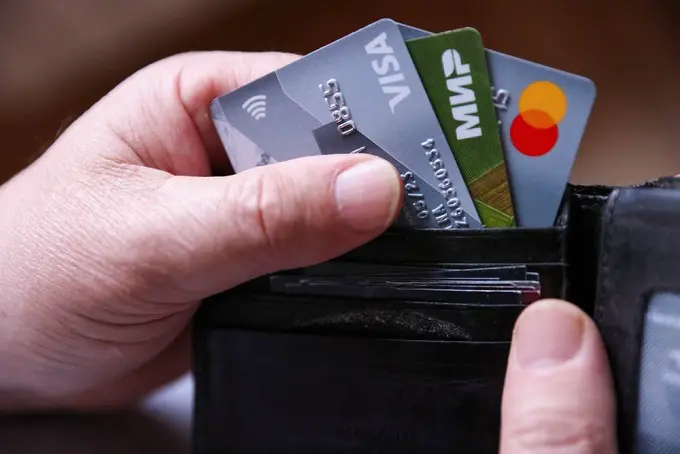 Rossiyada 10-martdan boshlab Visa va Mastercard kartalari ishlashdan to‘xtaydi. Buni O‘zbekistonga nima aloqasi bor? 
