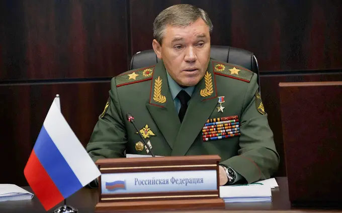 Россия Бош штаби раҳбари «ифлос бомба» туфайли АҚШ ва Британия ҳарбий амалдорларига қўнғироқ қилди